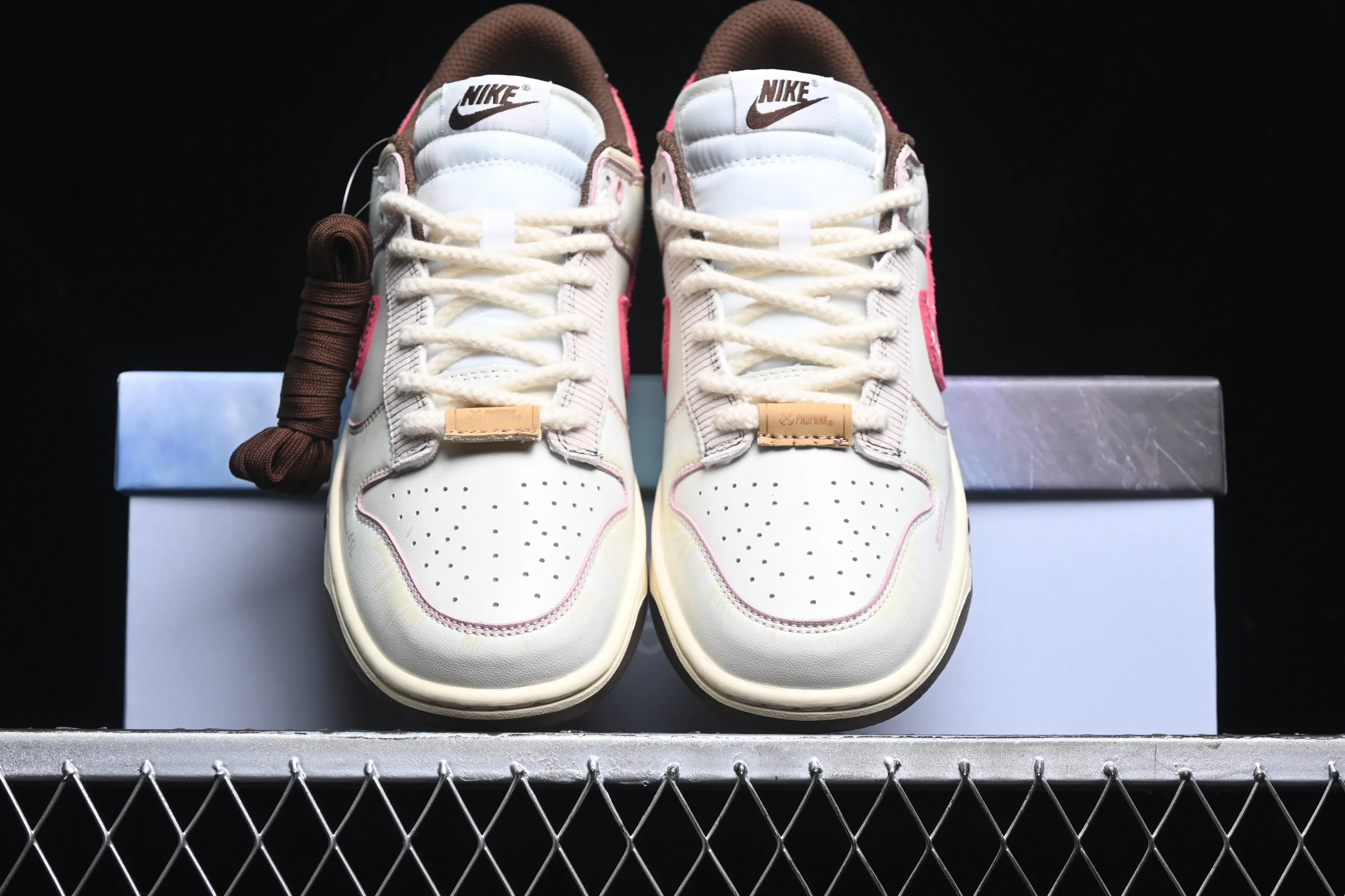 All Categories Nk SB Dunk Series Nk SB Dunk Low Low-top sneakers Nk Dunk "Surfaces In Brown And Sail" Panda Prank Flying Over the Skyline Weiyi Pink White Low-top casual sneakers DD1503-124